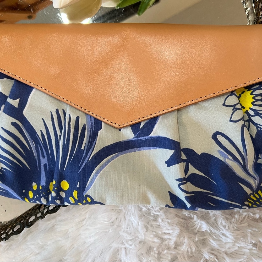 HOBO INTERNATIONAL BLUE W/YELLOW PATTERN AND LIGHT TAN LEATHER CLUTCH PURSE NWOT